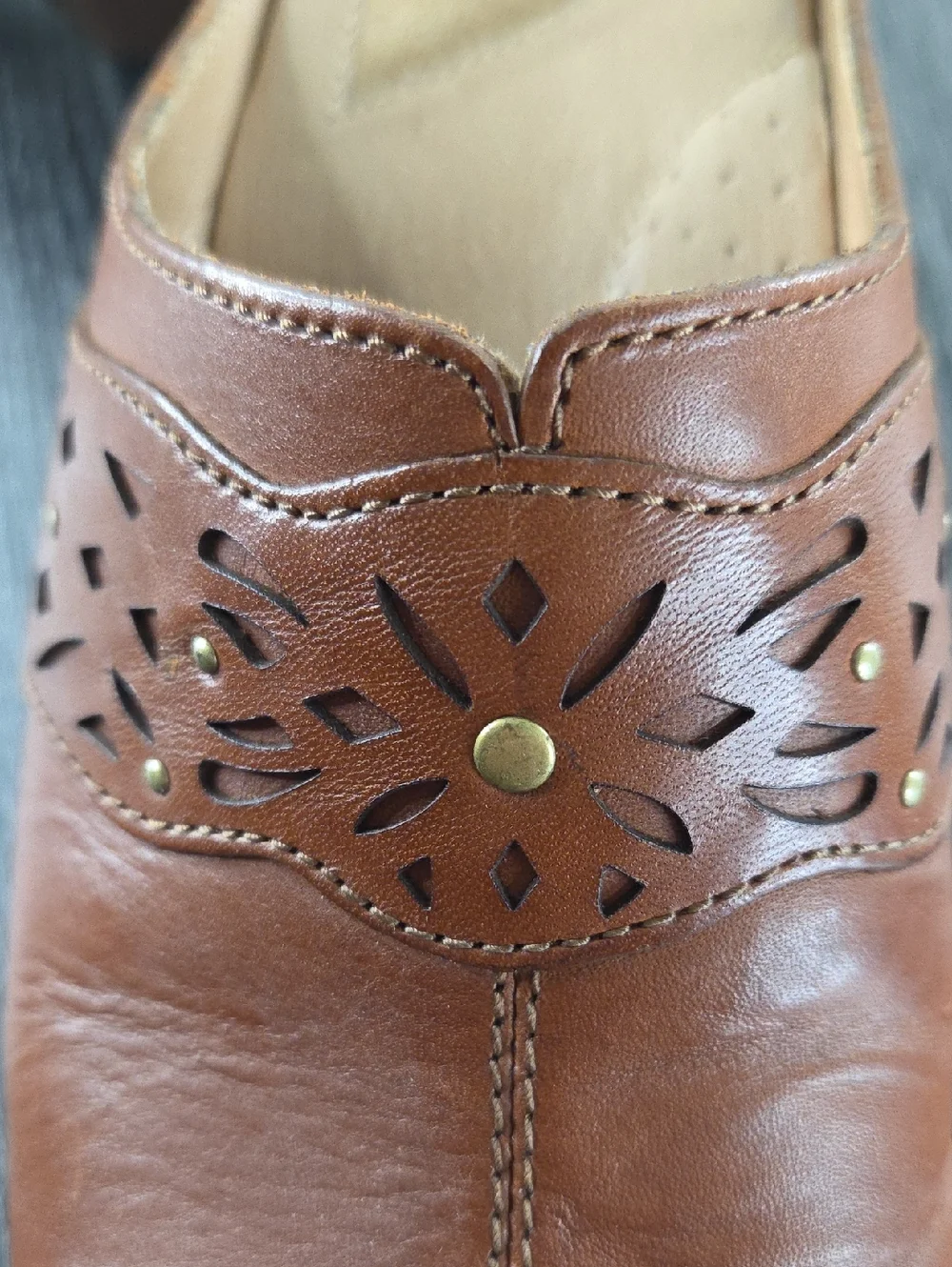 Dansko Shyanne Brown Leather Slip-On Clogs with Laser-Cut Floral Band Size 41 - Picture 2 of 16